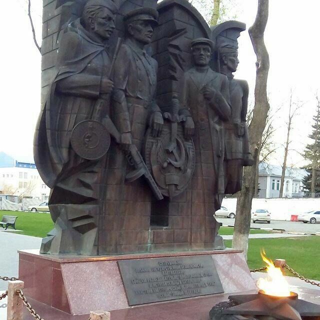 Памятник "полку НКВД" у здания тульского ФСБ. (Эстафета поколений).