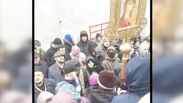 Неизвестные в камуфляже выгнали монахов УПЦ из храма в Ивано-Франковске (ВИДЕО)