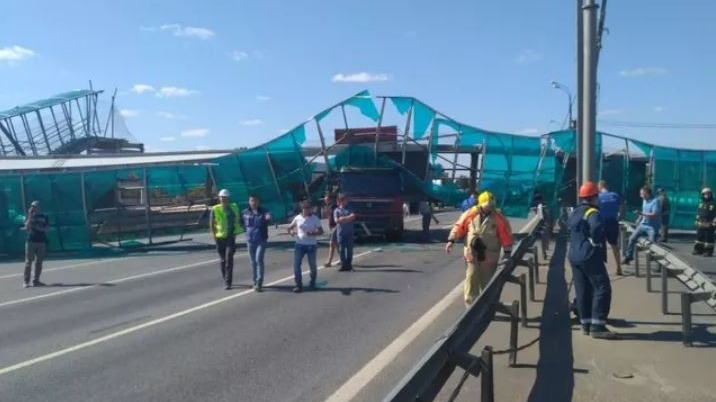 Грузовик снес пешеходный мост в подмосковном Пушкино