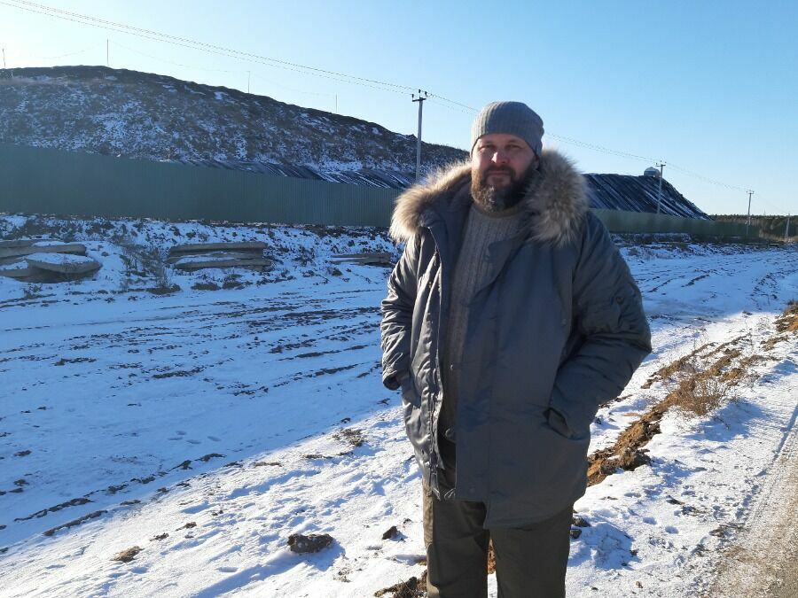 Эко-активист Андрей Елькин перед полигоном "Лесная"