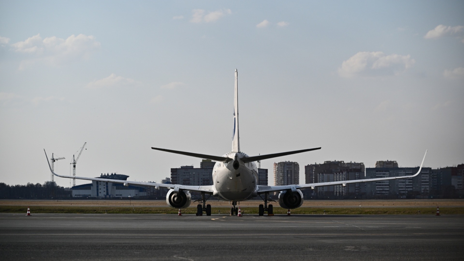 Из-за сильного тумана московские аэропорты массово отменяют и задерживают рейсы