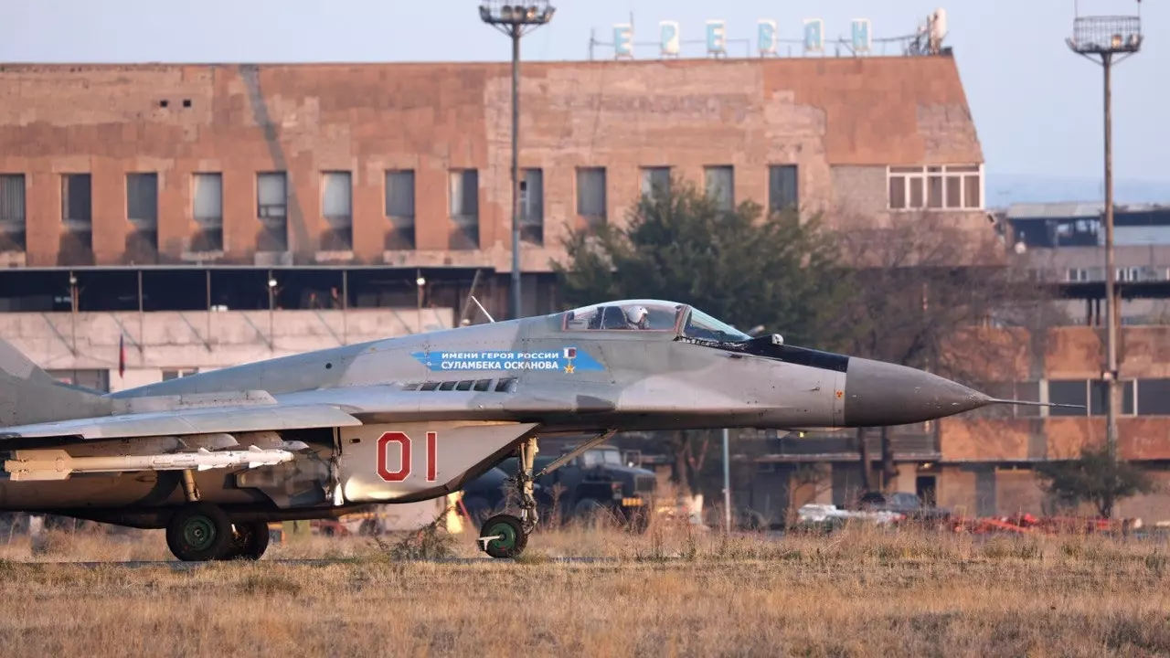Истребитель МиГ-29 на территории российской авиационной 102-й военной базы
