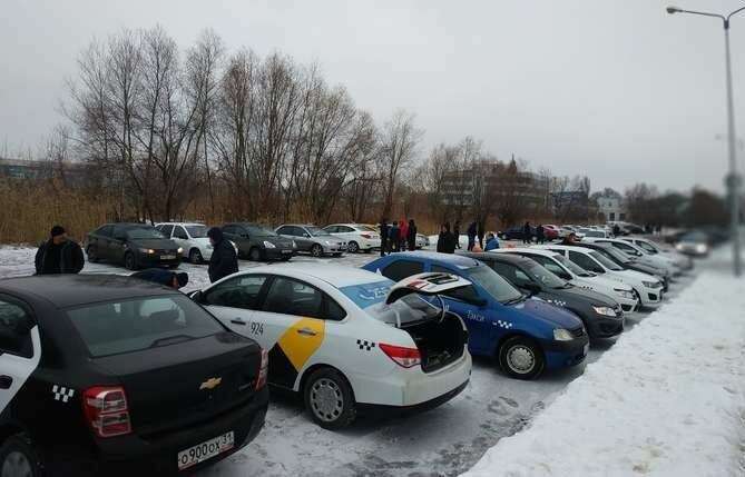 В Белгороде митинговали водители такси
