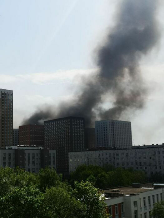 Возгорание произошло в непосредственной близости от двух строящихся ЖК компании ПИК.  Фото Polina Nesterovich, Фэйсбук.