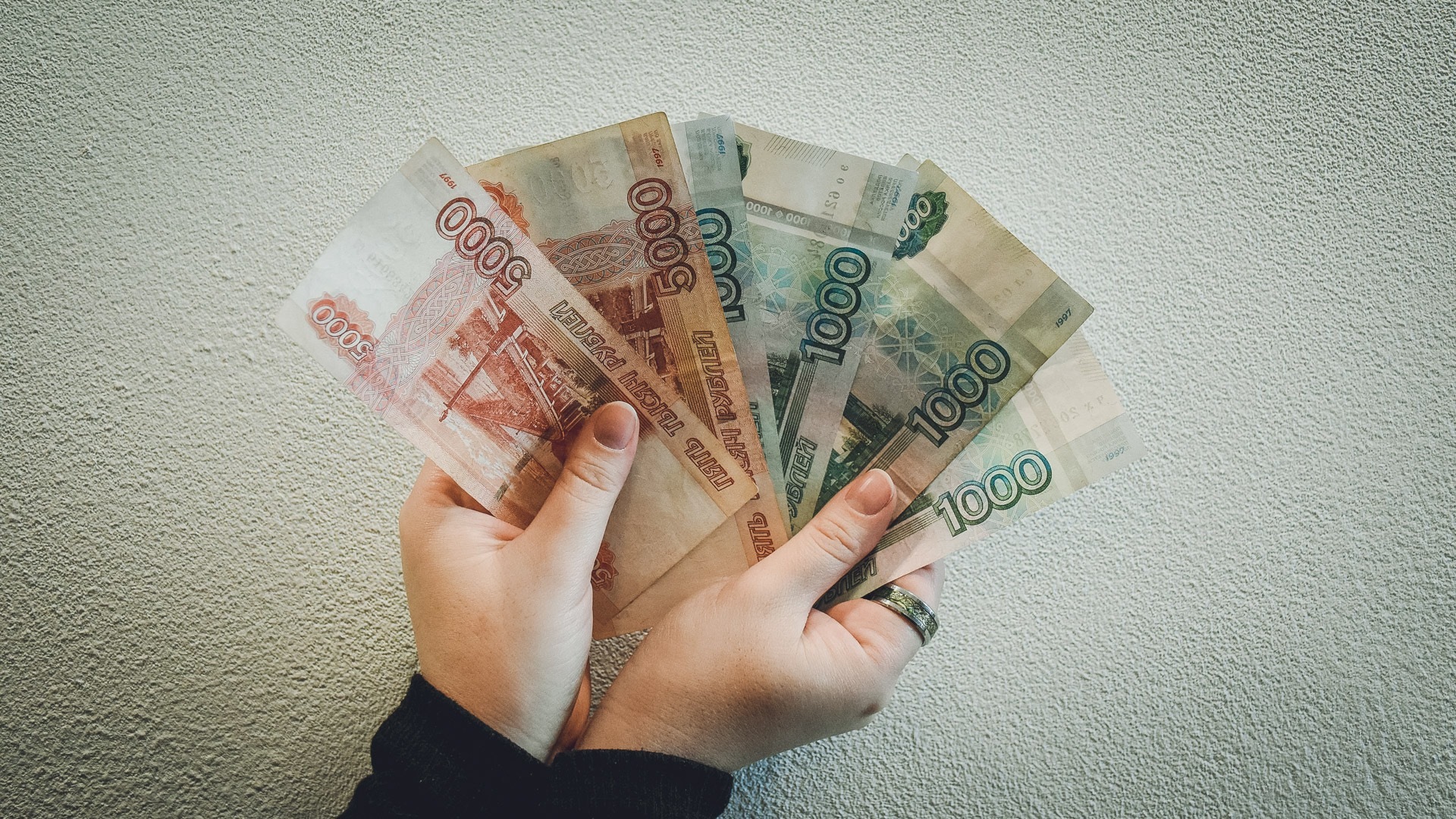 Эксперты: девальвация рубля рекордно обнулила сбережения россиян