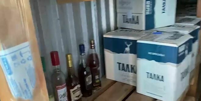 Полицейские в Сургуте и Нефтеюганске нашли склады с контрафактным алкоголем