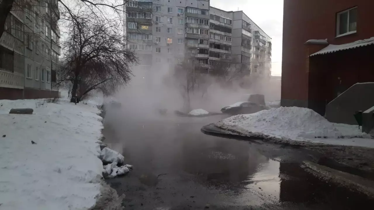 Из-за прорыва трубы на улицы Новосибирска вылился кипяток