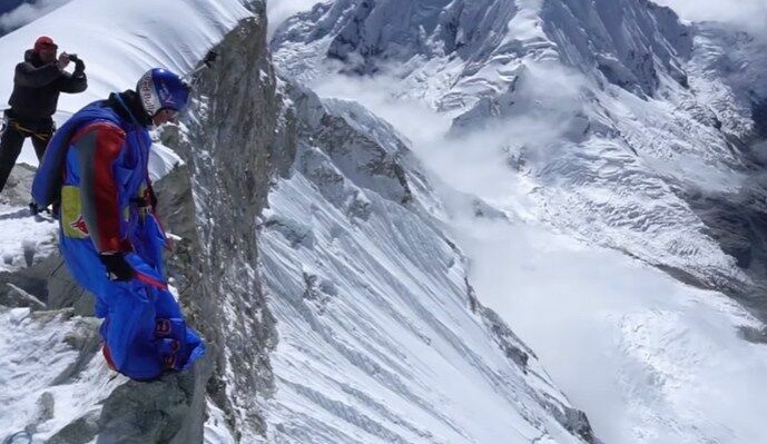 Российский бейс-джампер первым в мире прыгнул с вершины горы Уаскаран в Перу