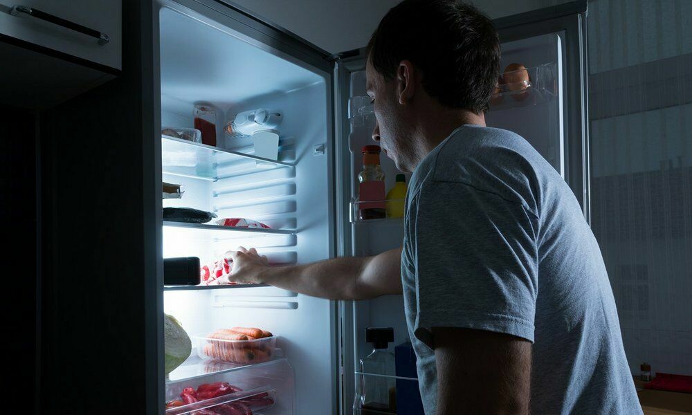 Минздрав посоветовал на карантине реже подходить к холодильнику