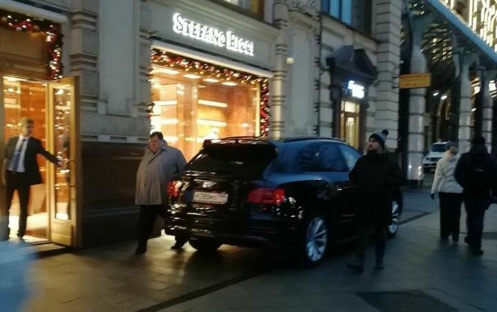 ФотКа дня: сын генпрокурора РФ приехал на шопинг