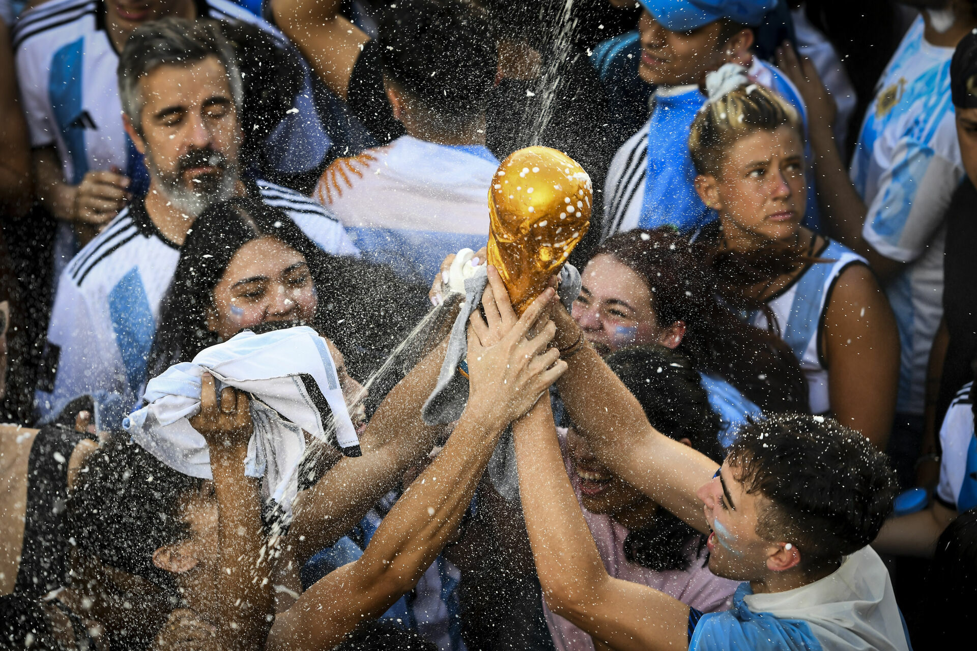 Море болельщиков приветствовало сборную Аргентины на улицах Буэнос-Айреса