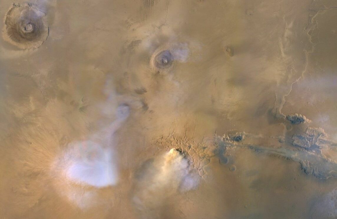 На Марсе обнаружили пылевые "башни", которые выкачивают воду с планеты