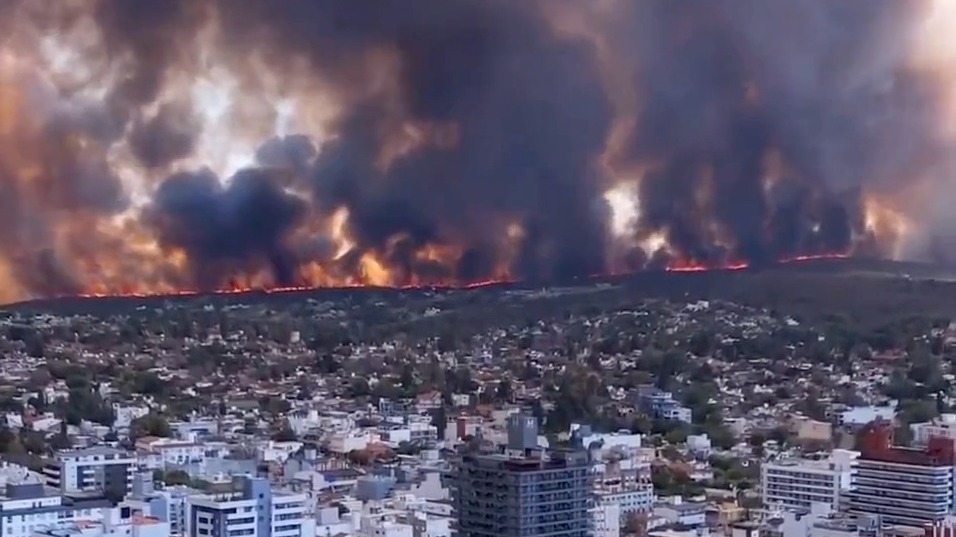 Варил кофе — чуть не сжег город: в Аргентине лесной пожар подбирается к домам