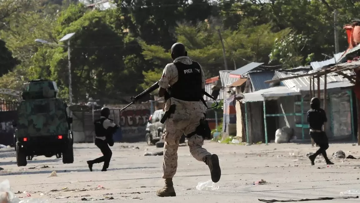 Полицейские противостоят банде во время акции протеста в Порт-о-Пренсе, Гаити, 1 марта 2024 года.