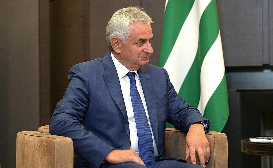 Президент Абхазии ушел в отставку по требованию протестующих