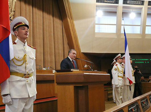 Сергей Аксенов приносит присягу губернатора Республики Крым.