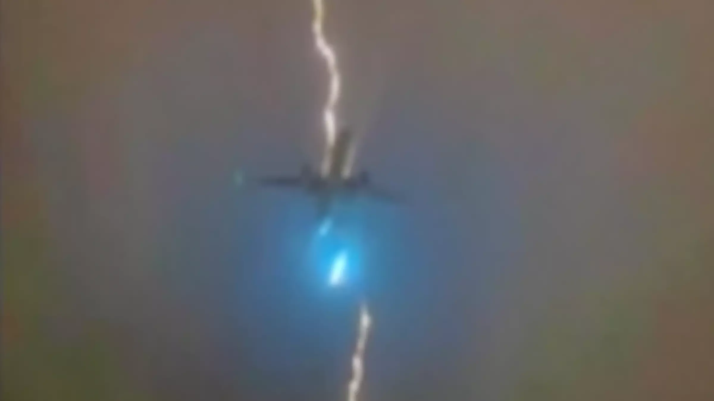 Молния ударила в канадский Boeing 777-300