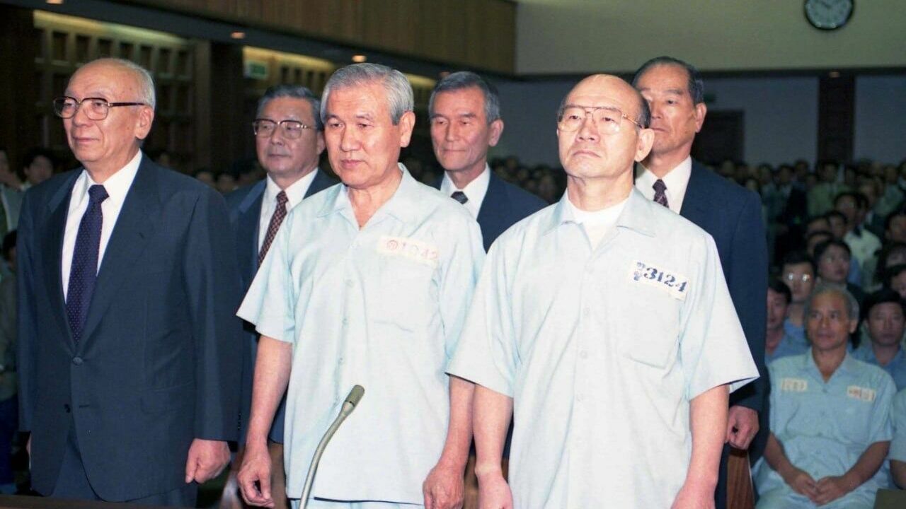 Президент Кореи 1980-1988 гг Чон Ду Хан (справа) и президент Кореи 1988-1993 гг Ро Де У (слева) на суде 