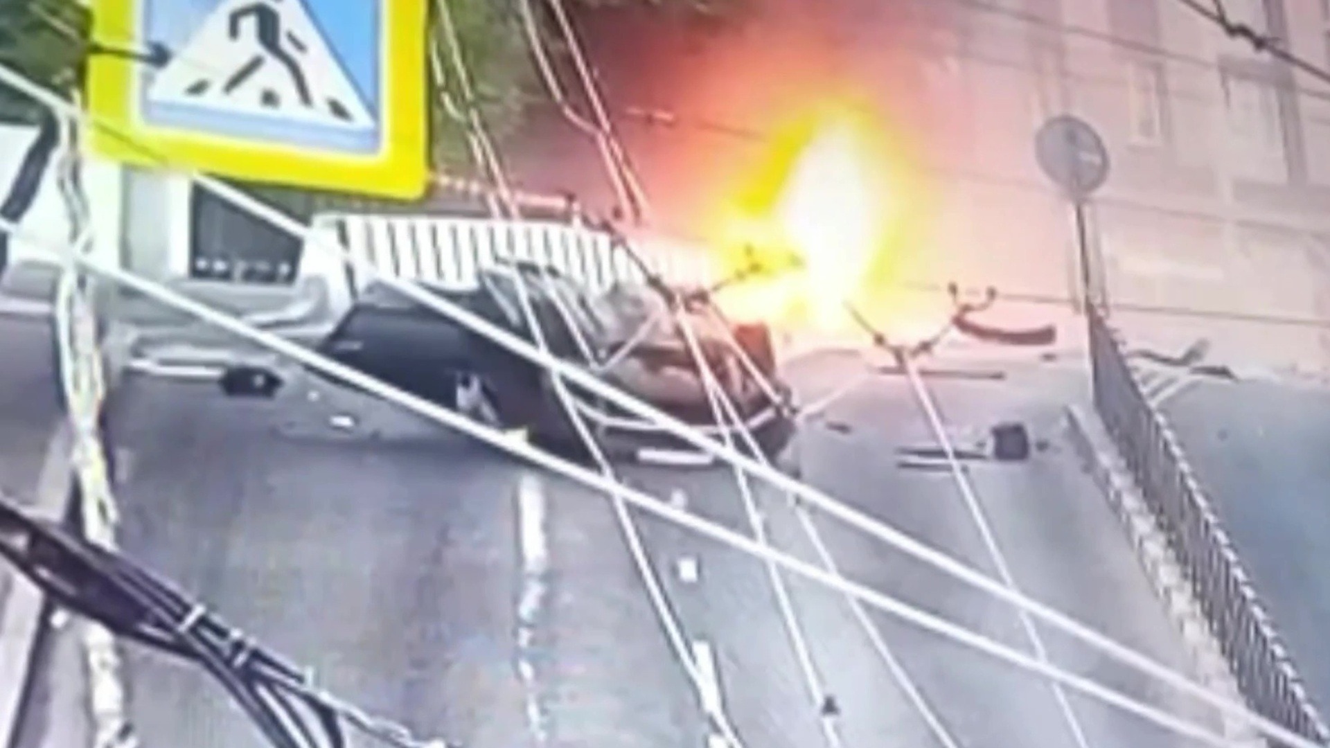 В Калининграде камера сняла ДТП с переворотом и пожаром