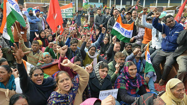 В Индии забастовало 200 млн человек, требуя зарплат минимум 257 долларов