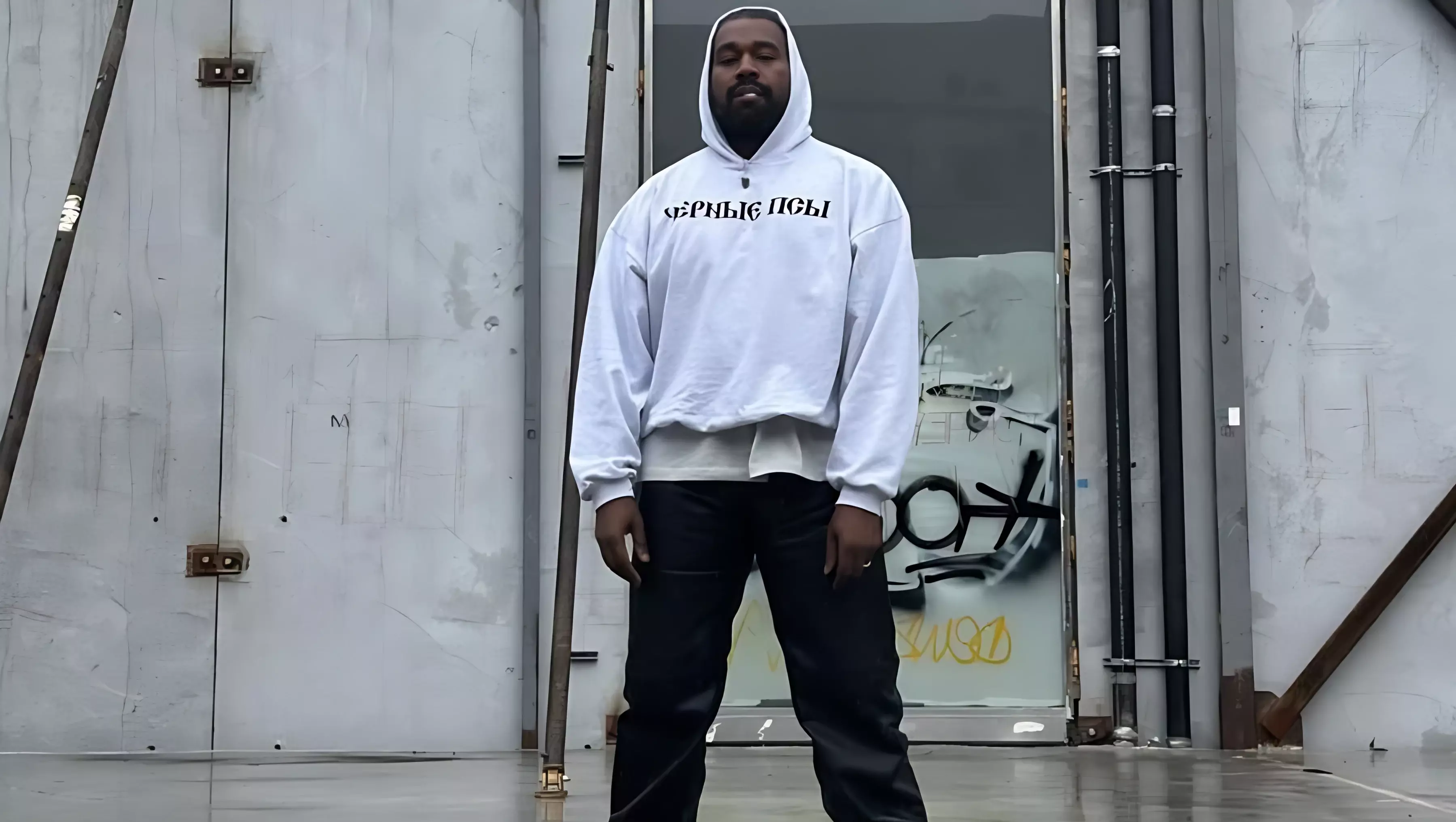 Kanye West и Гоша Рубчинский выпустили коллекцию одежды «Черные псы» со старославянским шрифтом.