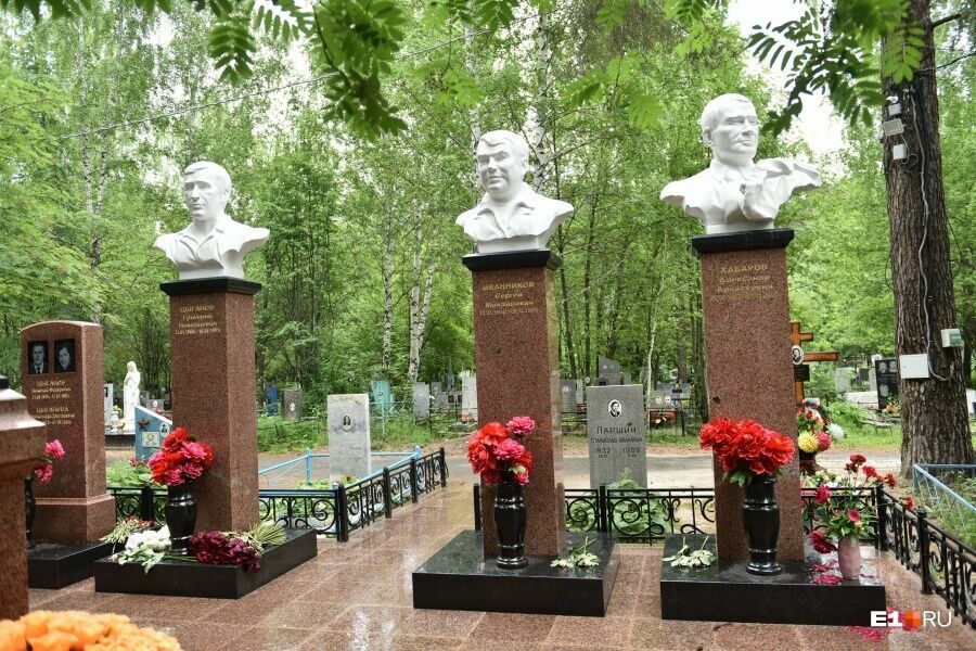 Никто не забыт: в Екатеринбурге обновили памятники криминальным авторитетам