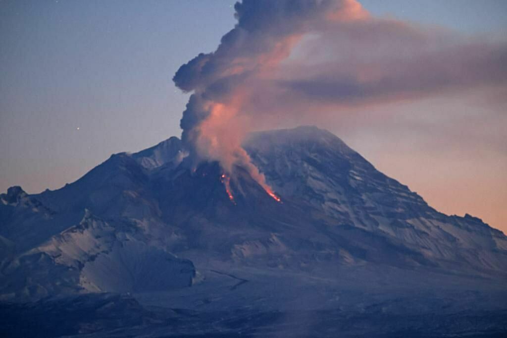 Туристов на Камчатке просят не приближаться к вулкану Шивелуч