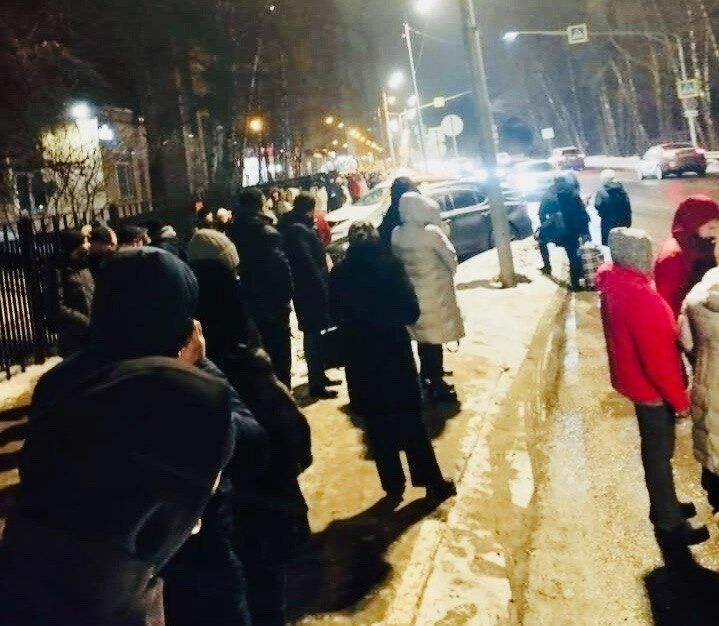 Утром и вечером на маршрутки в Москву и из нее выстраиваются огромные очереди