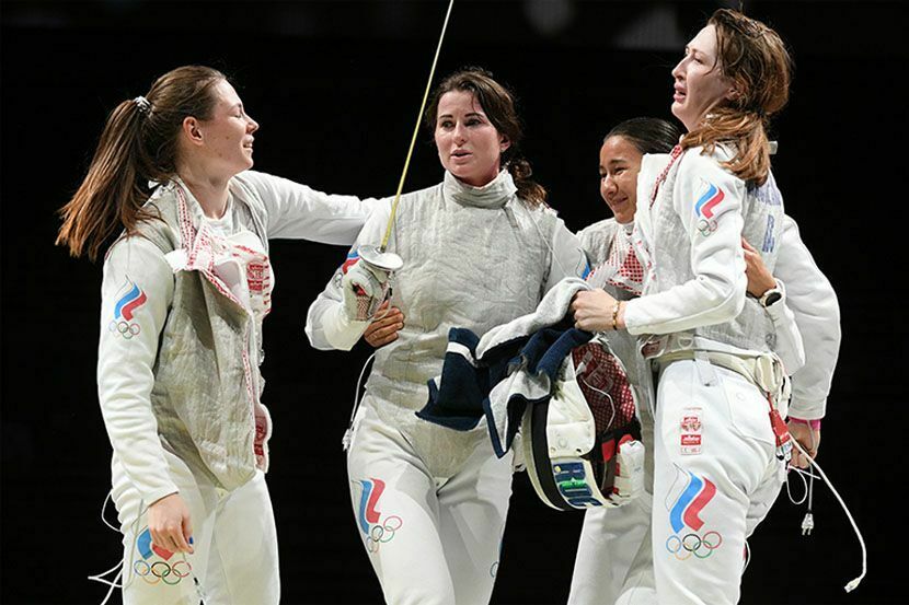 Женская сборная РФ по фехтованию взяла золото в командном турнире Олимпиады в Токио