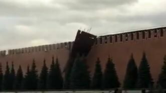 Красную площадь перекрыли после срыва зубца на кремлевской стене