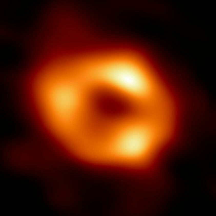 Фото дня: сделано первое в истории изображение черной дыры в центре нашей галактики