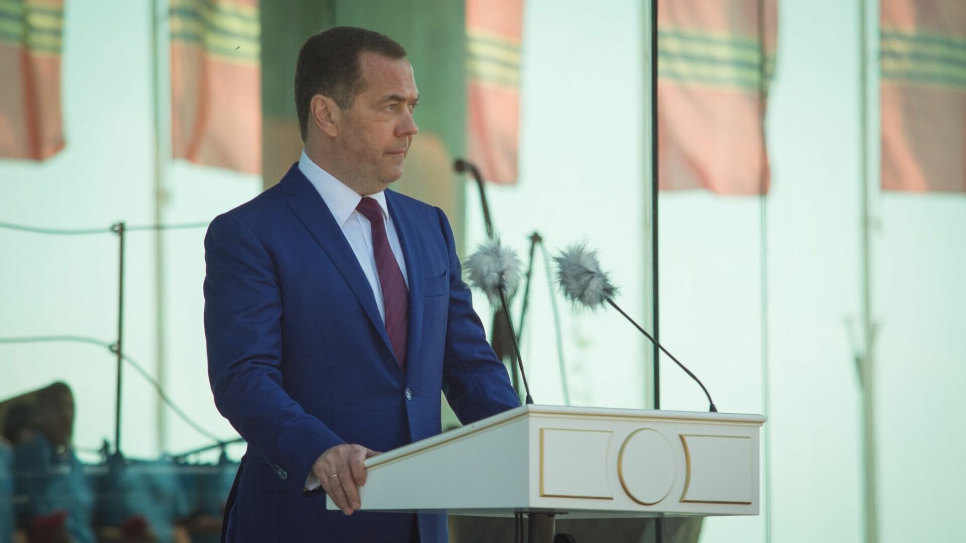 Дмитрий Медведев возложил венок к мавзолею Хо Ши Мина