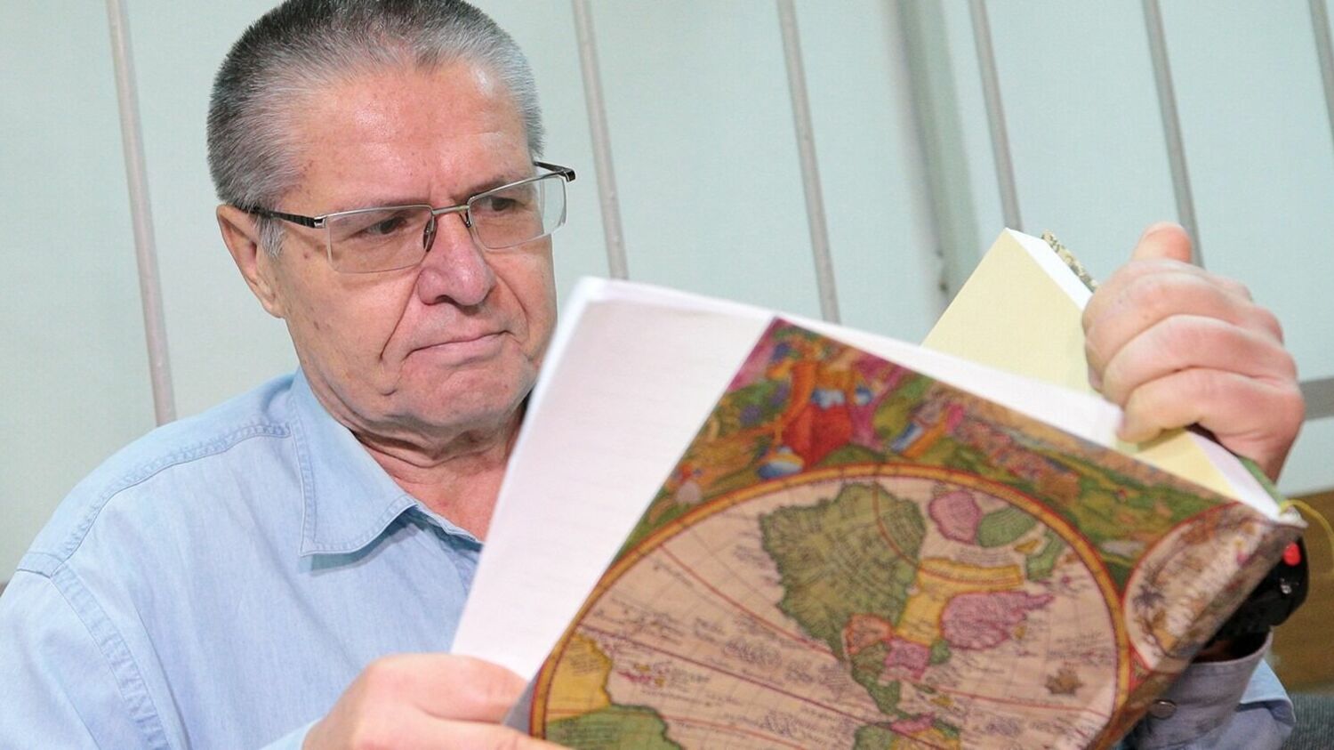 «Теперь я человек среди людей». Экс-министр читает свои стихи в московской рюмочной