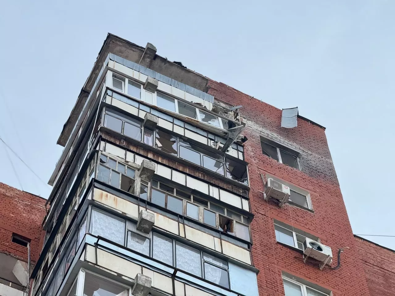 В городе Белгороде в результате воздушной атаки ВСУ повреждены больше 30 квартир в 6 МКД.
