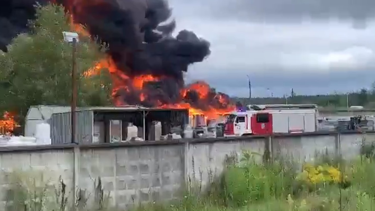 Очевидцы сообщают о сильном пожаре в подмосковном Раменском (ВИДЕО)