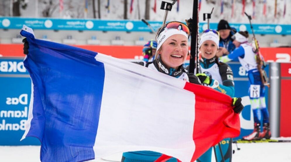 Французская биатлонистка завоевала золотую медаль в масс-старте на ОИ-2022