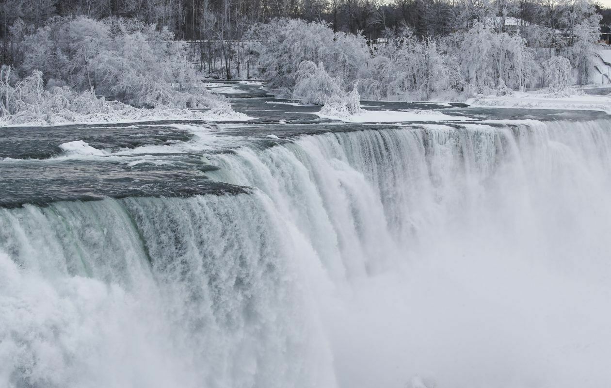 Ниагарский водопад начал замерзать из-за сильных морозов
