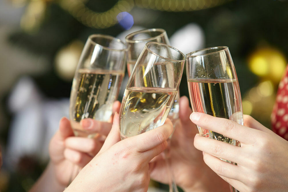Главный диетолог Минздрава посоветовал в Новый год чаще чокаться и реже выпивать