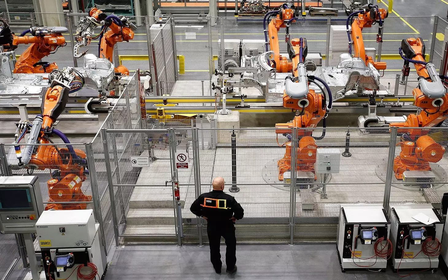Промышленные роботы повышают производительность труда, но сокращают рабочие места