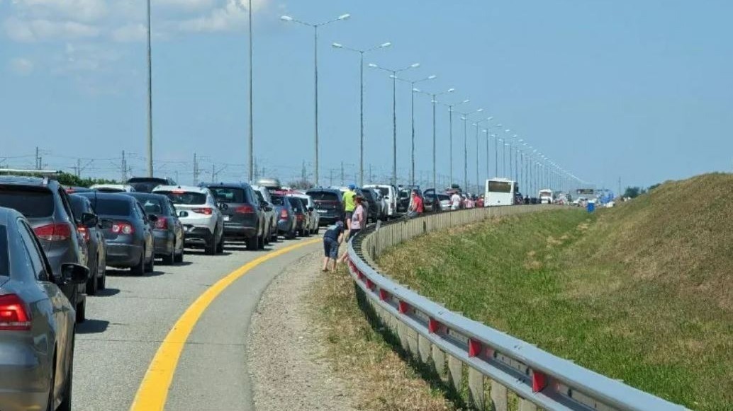На Крымском мосту со стороны Тамани скопилось более 300 машин