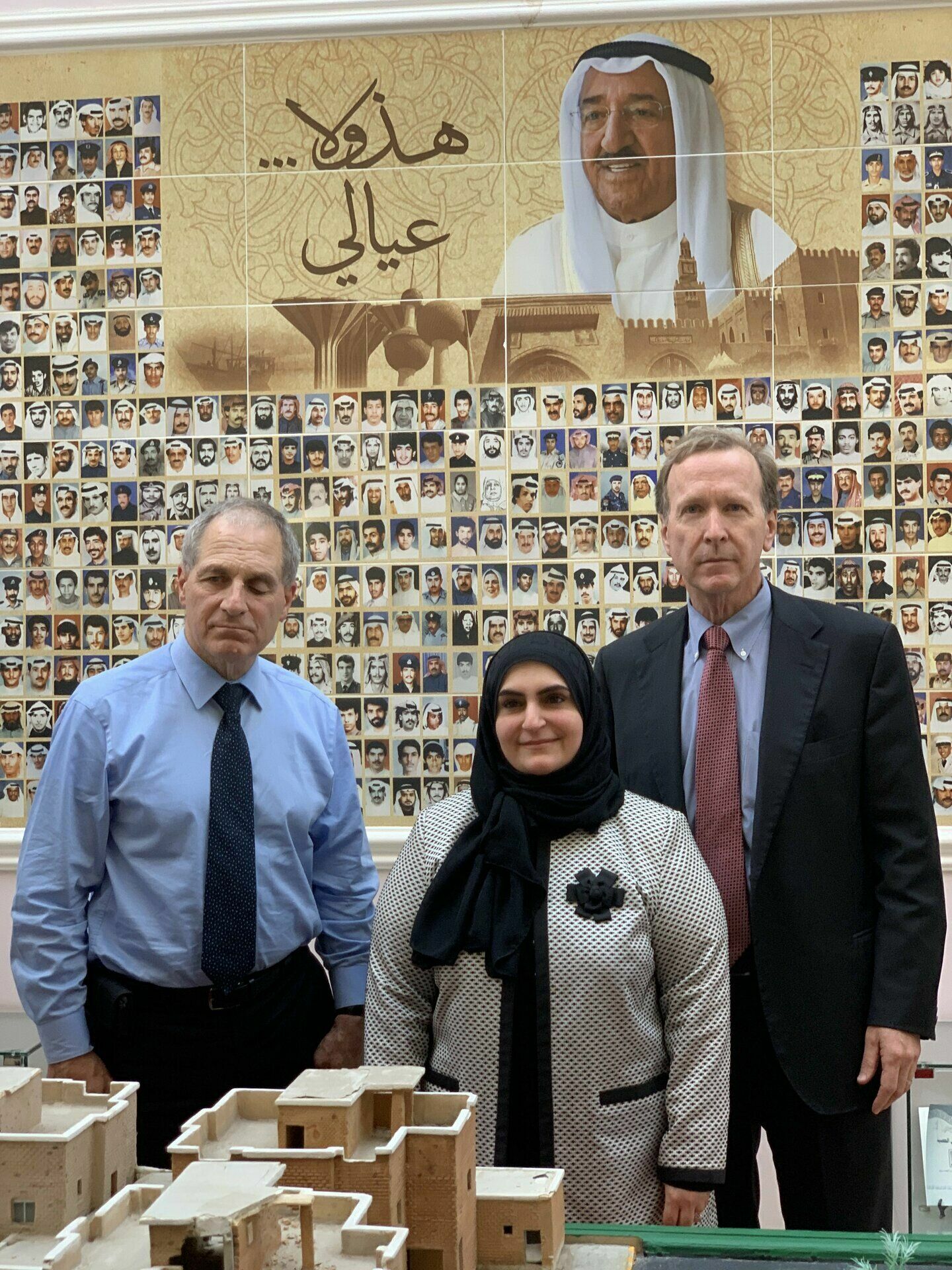 Нил Буш (справа) и Луис Фри неоднократно приезжали в Кувейт