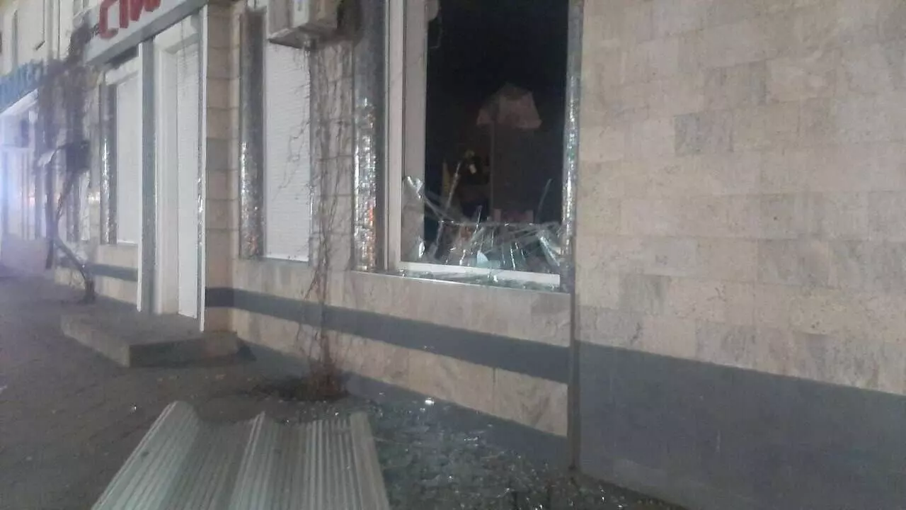 Местные жители рассказывают, что взрыв был такой силы, что в ближайших домах выбило стекла.