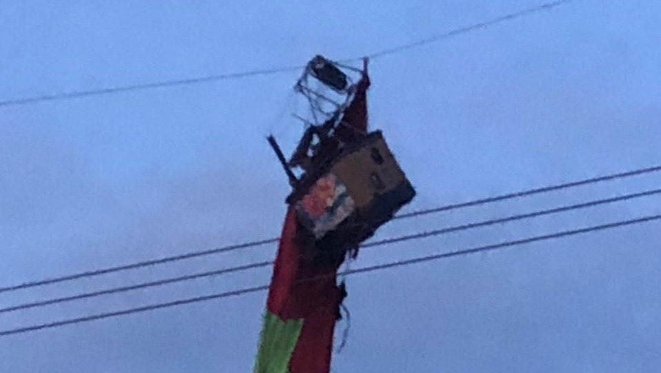 В Липецкой области воздушный шар с людьми зацепился за ЛЭП и загорелся