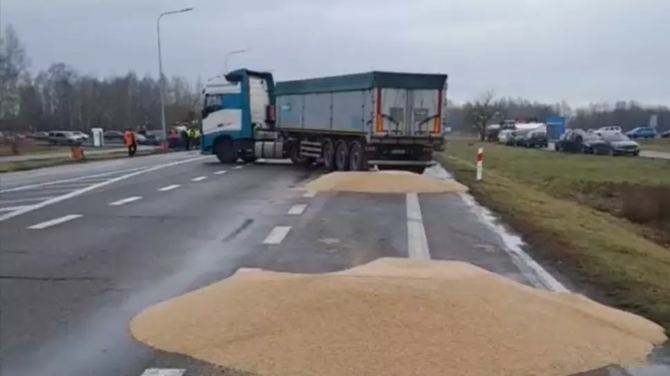Украинское зерно, рассыпанное по пути к погранпереходу в Дорохуске
