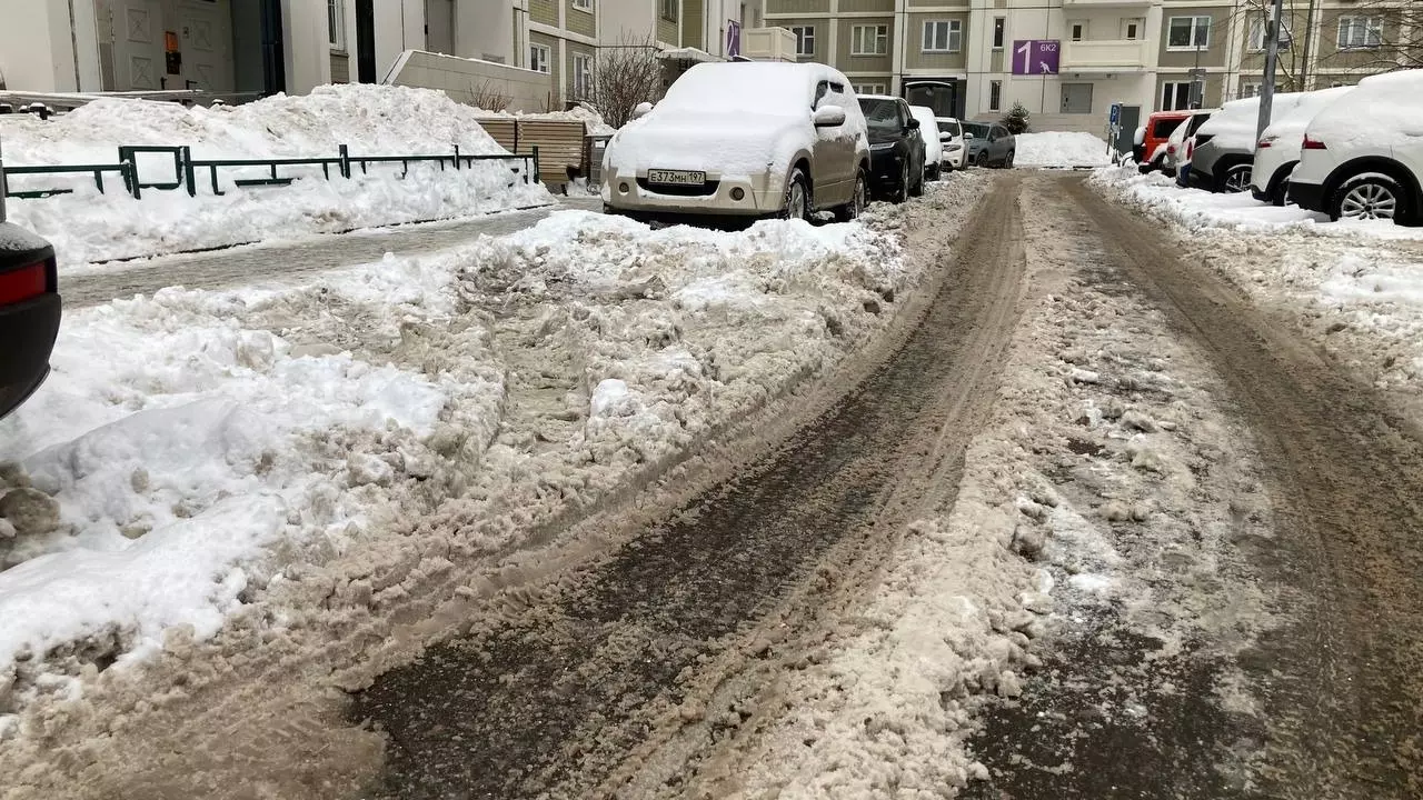 Парковочные места в Марфино остаются неубранными, независимо от интенсивности снегопадов