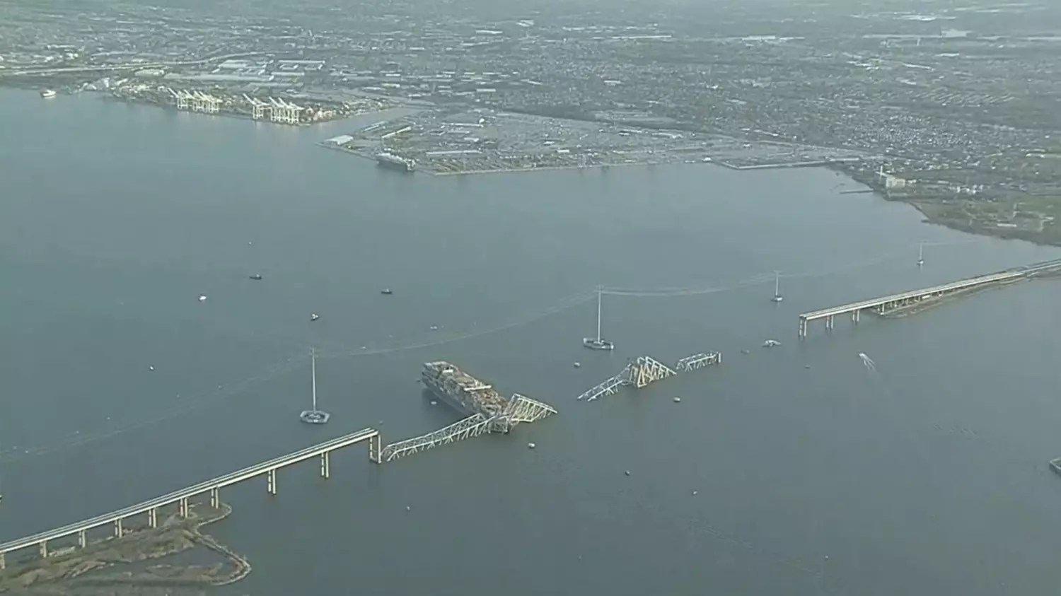 Автомобили упали в воду после обрушения моста Фрэнсиса Скотта в американском Балтиморе.