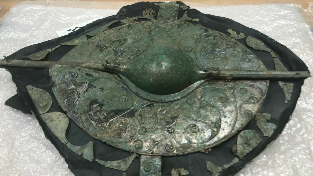 Найденный близ Поклингтона щит: реставраторы обнаружили на нем серию завитков и полусферу в центре