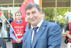Первый кандидат в губернаторы принес документы в Мособлизбирком