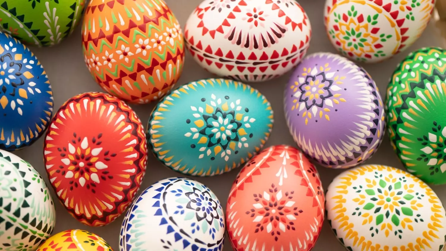 Яйца на Пасху красят, потому что, согласно преданию, Мария Магдалина когда-то подарила первое пасхальное яйцо императору Тиберию. Она принесла его в дар, чтобы сообщить о воскрешении Христа
