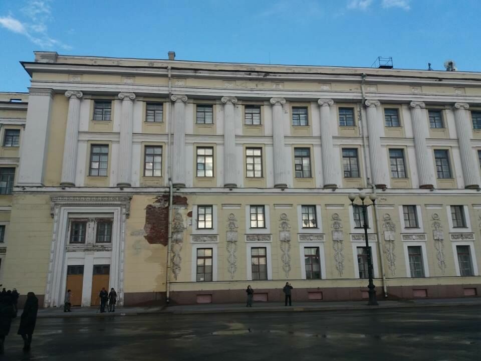ФотКа дня: «Вечная дыра» зияет на Дворцовой площади Санкт-Петербурга